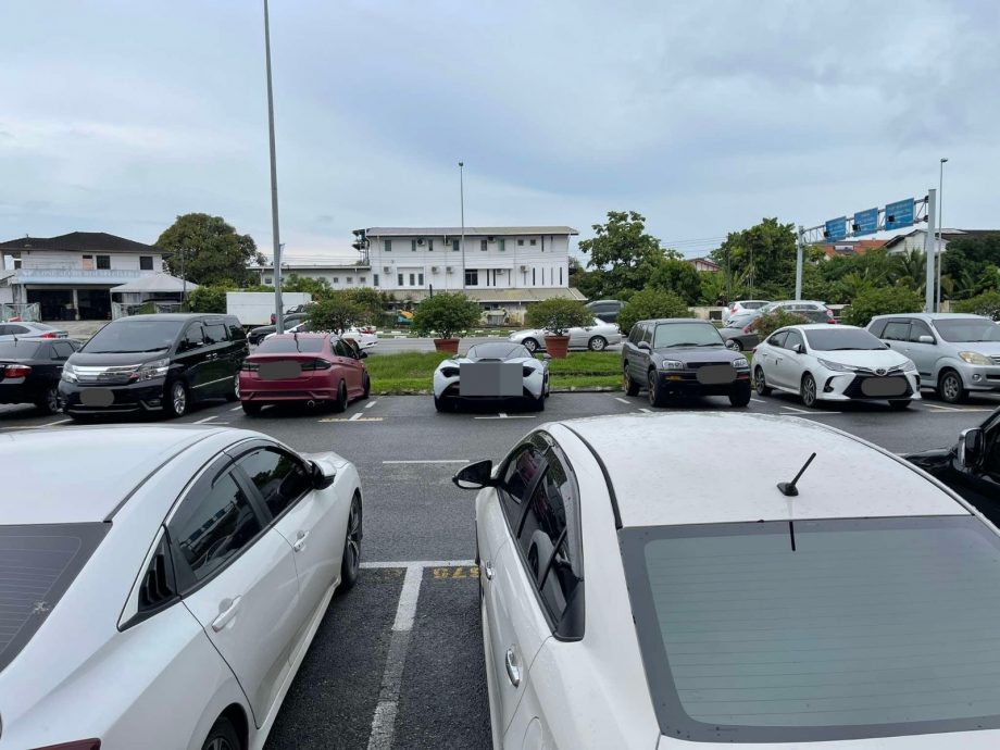 迈凯轮连霸2泊车位 网民“辩护”:怕刮花别人车