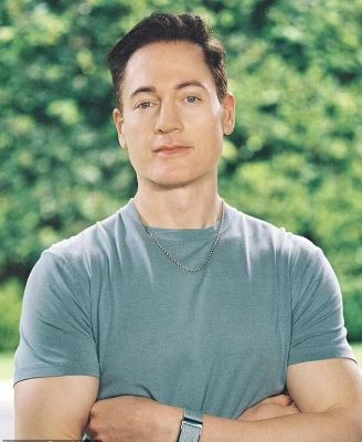 逆龄实验酿祸!科技富豪注射他人脂肪 脸部严重肿胀险失明