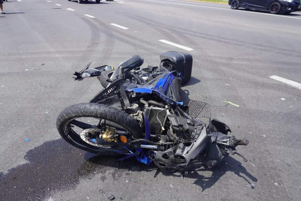 闪避不及撞车 摩托骑士命丧虎口