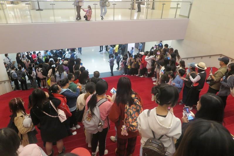 陆生团访故宫 过百粉丝等马龙喊:不要退休