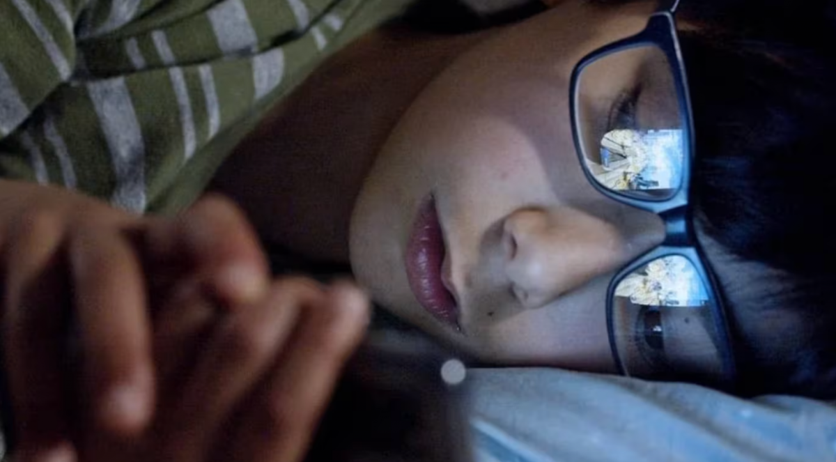 降低睡眠品质加重眼睛负担 睡前滑手机坏处多!