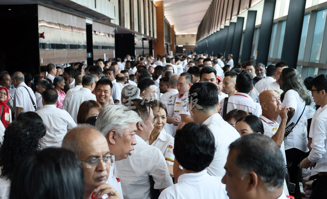 雪州行动党代表大会|候选人宣传报填满厕所外面走廊 形成有趣风景线