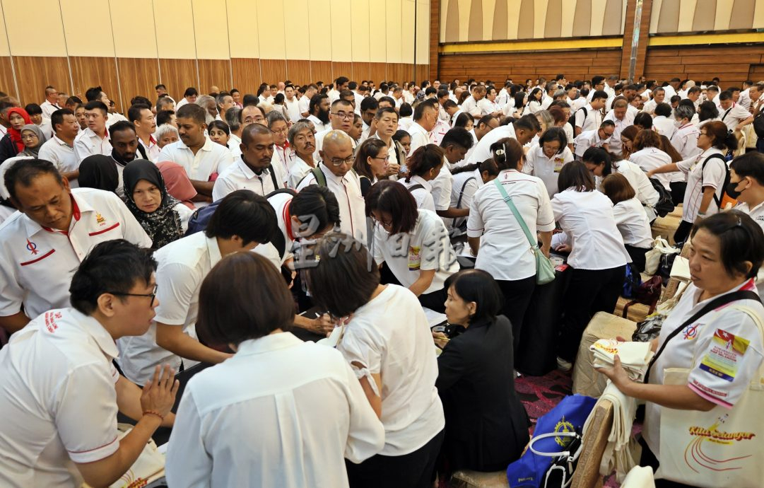 雪州行动党代表大会|候选人宣传报填满厕所外面走廊 形成有趣风景线