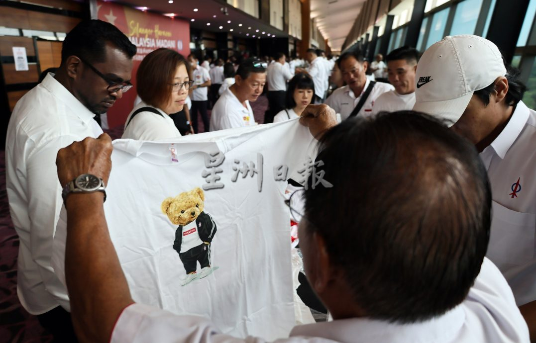 雪州行动党代表大会|候选人宣传报填满厕所外面走廊 形成有趣风景线