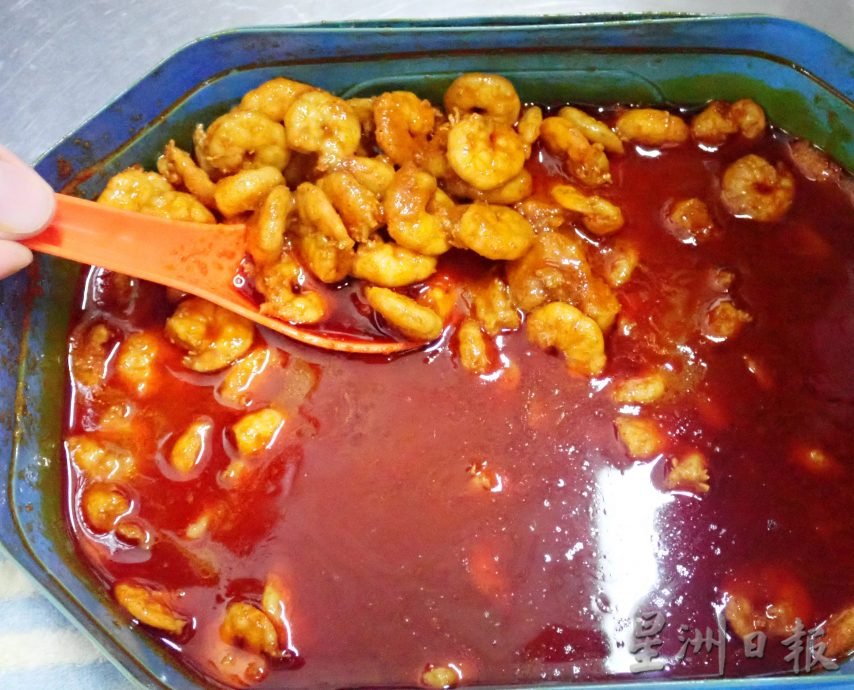 霹/版头/【人气美食】/煮法程序与传统相反 沙煲咖喱面色香味俱全