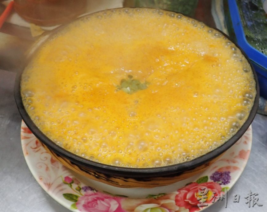 霹/版头/【人气美食】/煮法程序与传统相反 沙煲咖喱面色香味俱全