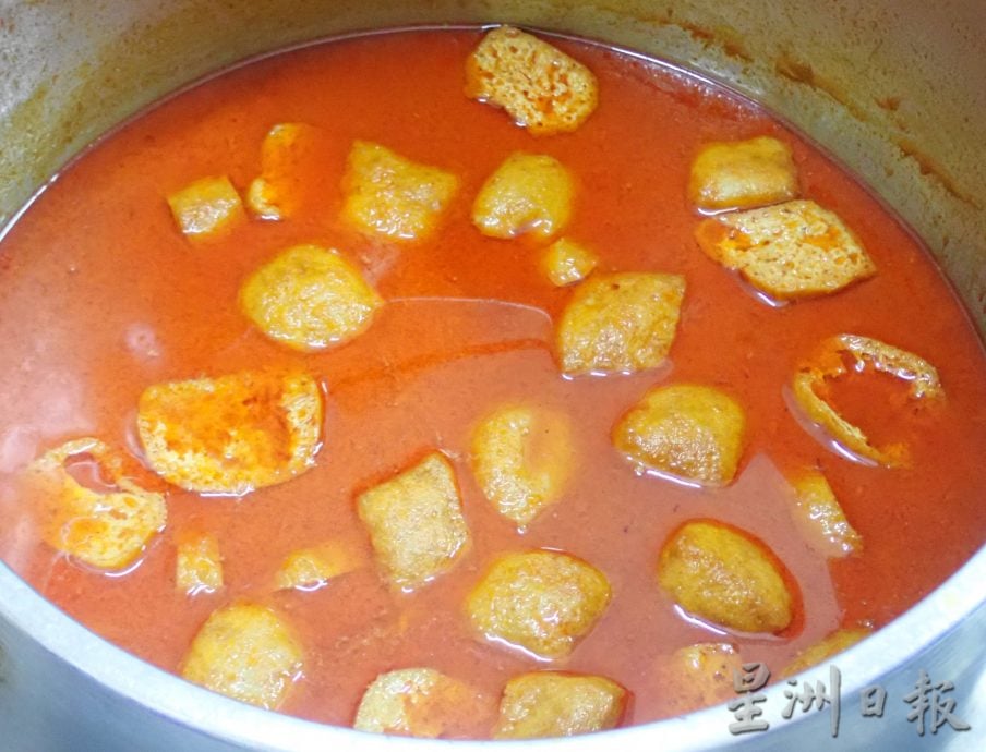 霹/版头/【人气美食】/煮法程序与传统相反 沙煲咖喱面色香味俱全