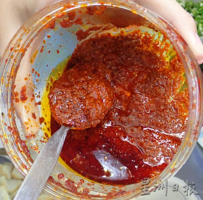 霹/版头/【人气美食】/煮法程序与传统相反 沙煲咖喱面色香味俱全