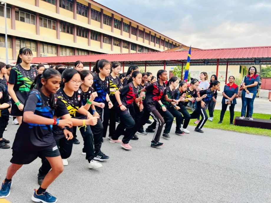 /霹:学海学记/飞跃终点线:越野赛跑的壮丽征程