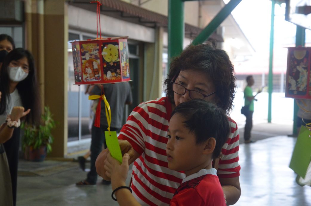 霹:学海学记/双溪古月应新华小庆中秋 回校团圆热闹哄哄
