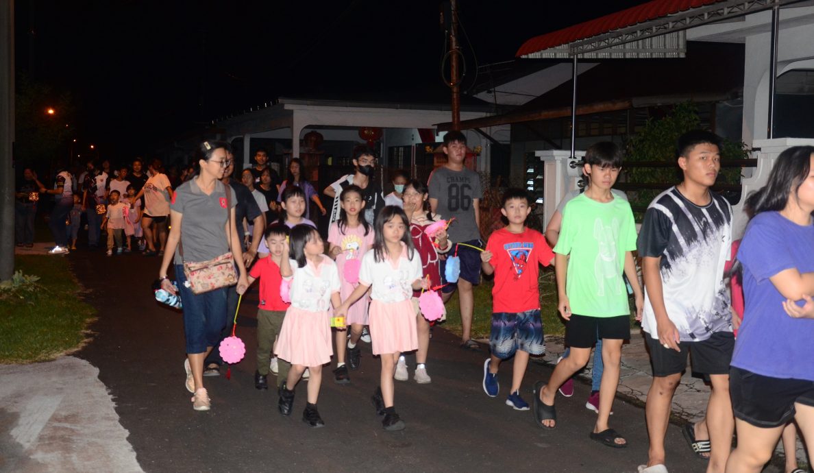 霹:学海学记/双溪古月应新华小庆中秋 回校团圆热闹哄哄