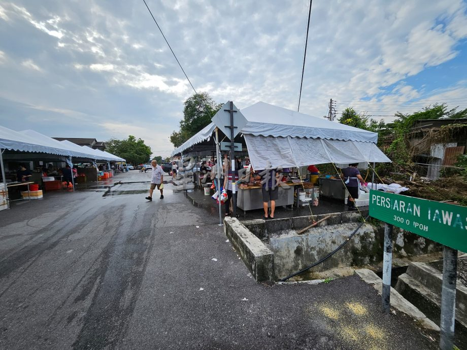 霹:第六版头/斗华新村临时巴刹 小贩盼限时关闭路段 24小时供电