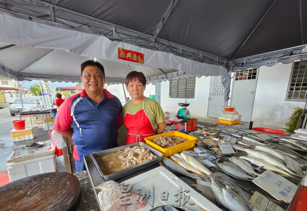 霹:第六版头/斗华新村临时巴刹 小贩盼限时关闭路段 24小时供电