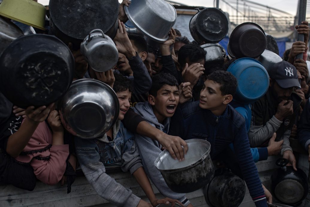 领面饼酿踩踏事故 加沙3女子被挤压致死