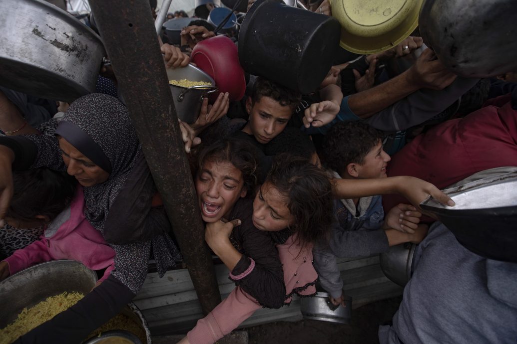 领面饼酿踩踏事故 加沙3女子被挤压致死