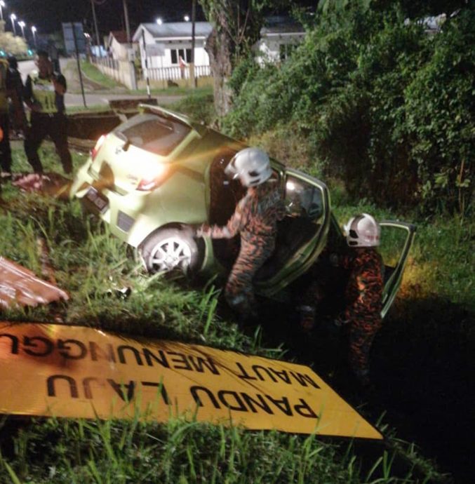 驾车医院途中失控撞落沟 夫妻一死一伤