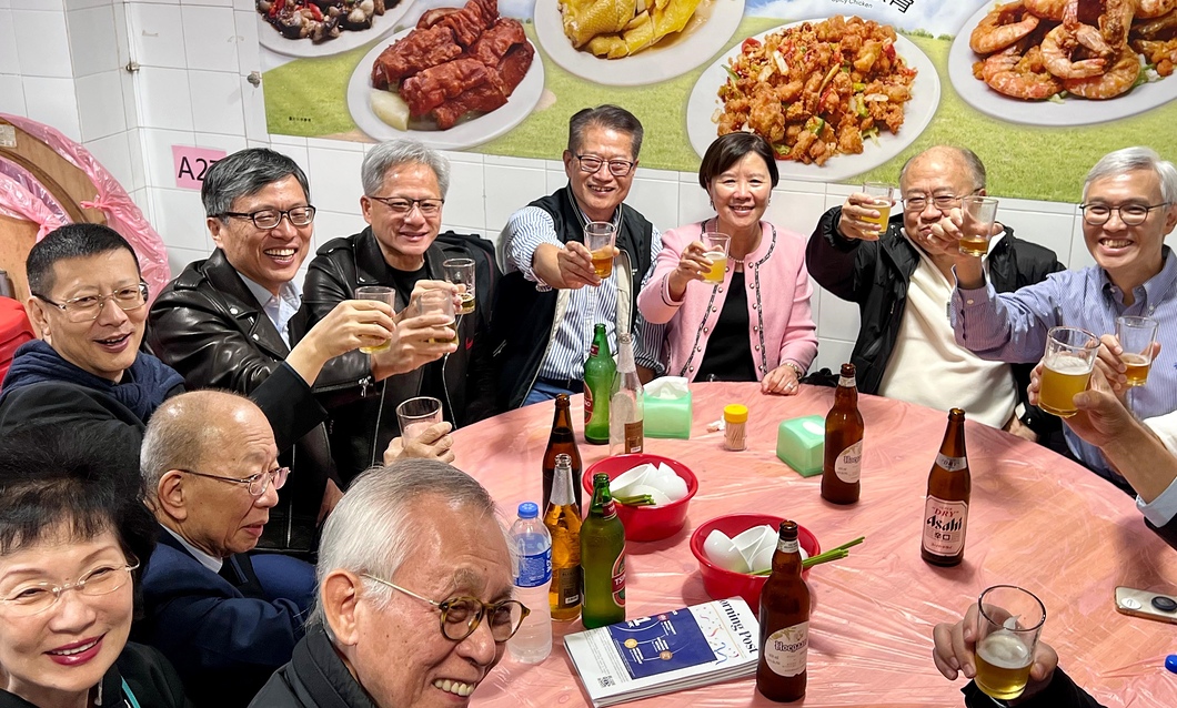 黄仁勋与港政学界大排档啖地道小炒 交流创科发展经验