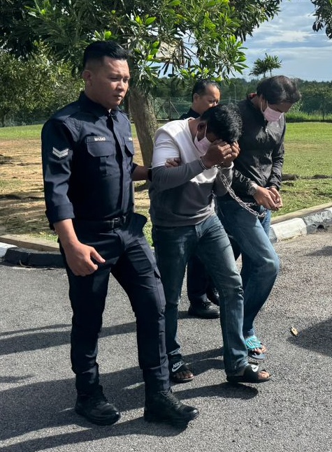 (全国版)“军人结伙持枪抢劫渔具店案”的2名男子包括军人被控