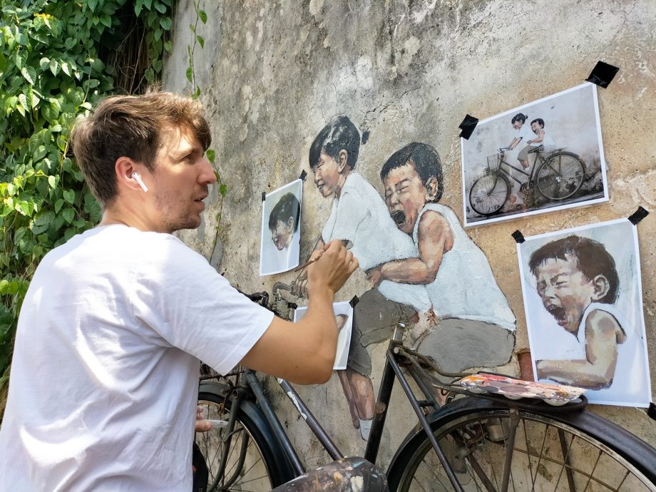 姐弟“共骑”亚航 ,恩尼斯:我们需好好谈一下