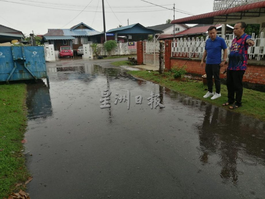 (古城封面副文)吉里望胡姬花园路面积水