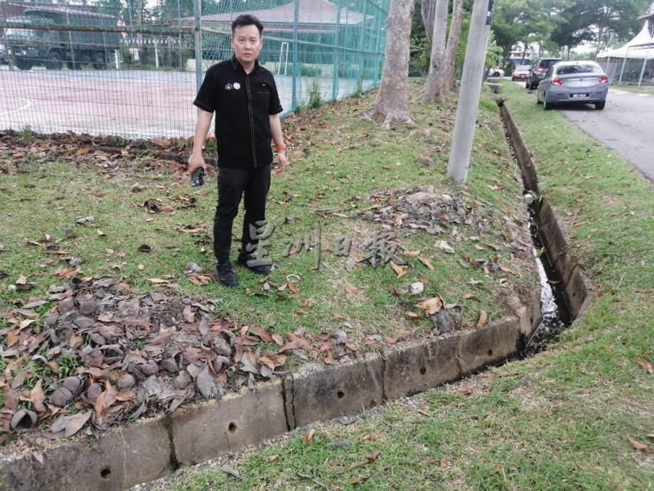 (古城封面副文)吉里望胡姬花园路面积水