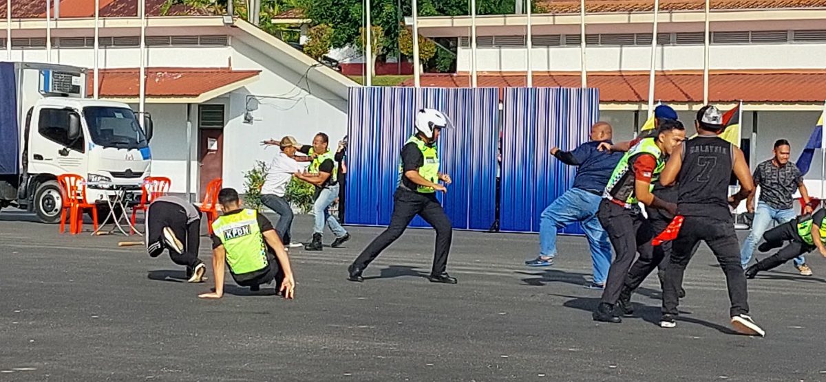 (古城版)内贸局执法人员展现自卫术