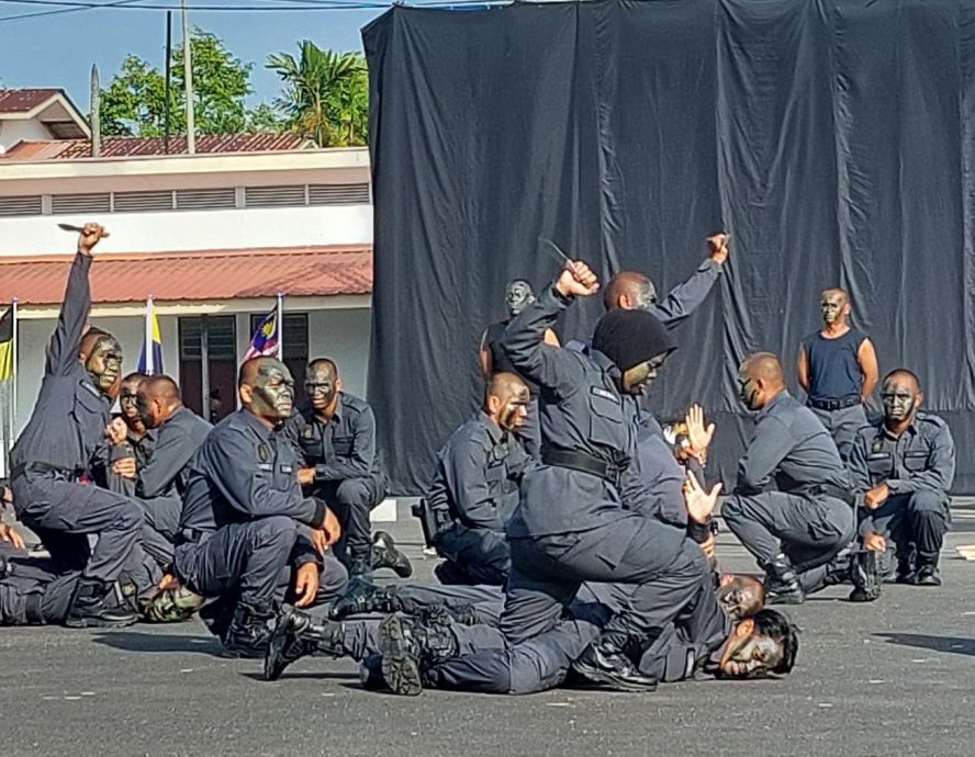 (古城版)内贸局执法人员展现自卫术