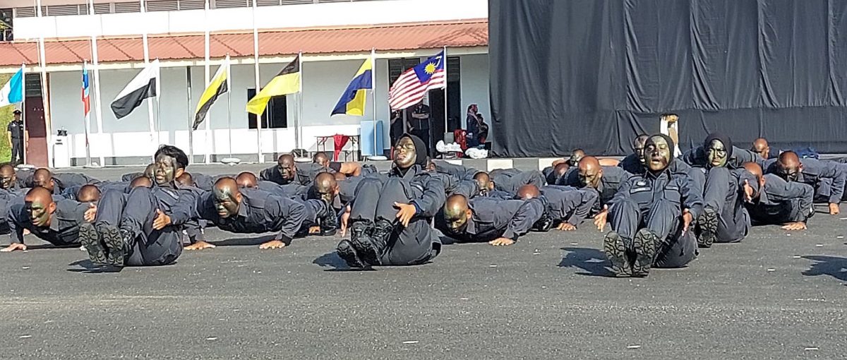 (古城版)内贸局执法人员展现自卫术