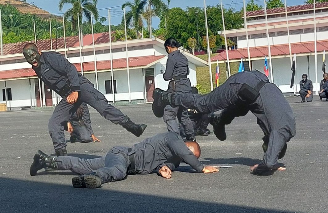 (古城版)内贸局执法人员展现自卫术