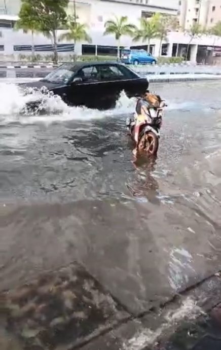 (古城版)海水涨潮淹没部分路面形成小型水道