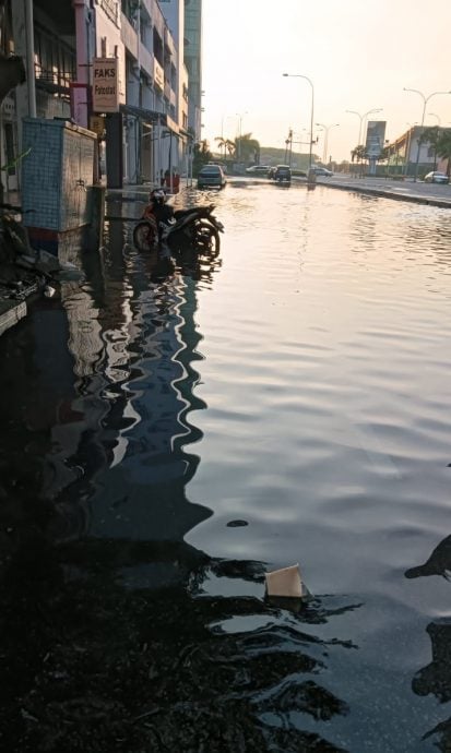 (古城版)海水涨潮淹没部分路面形成小型水道
