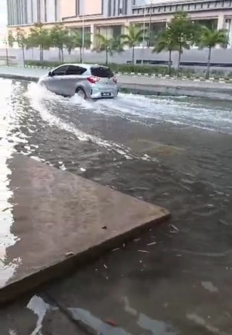 (古城版)海水涨潮淹没部分路面形成小型水道