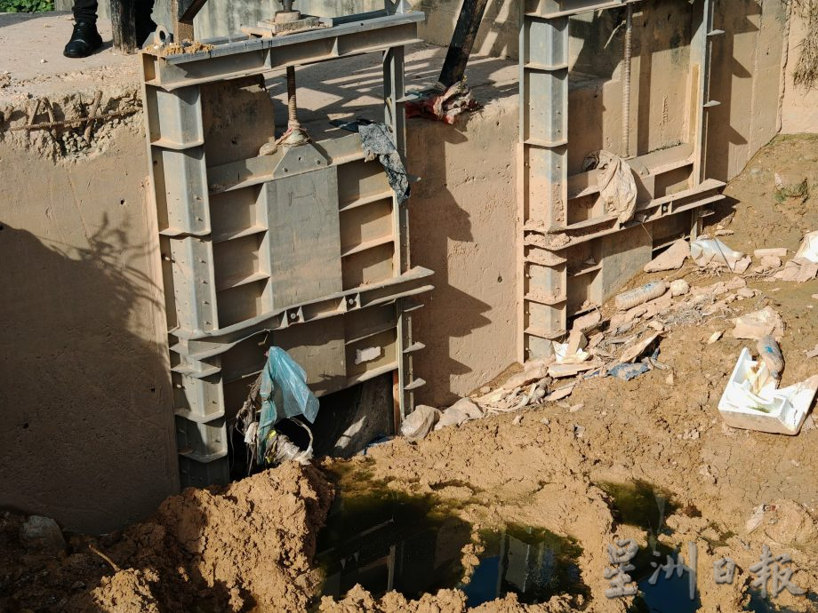 (古城版)阿依沙叻新村河流受2污染源“夹攻”,数个月就有一次河流污染农民苦