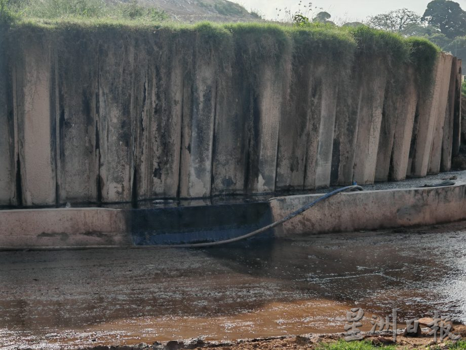 (古城版)阿依沙叻新村河流受2污染源“夹攻”,数个月就有一次河流污染农民苦