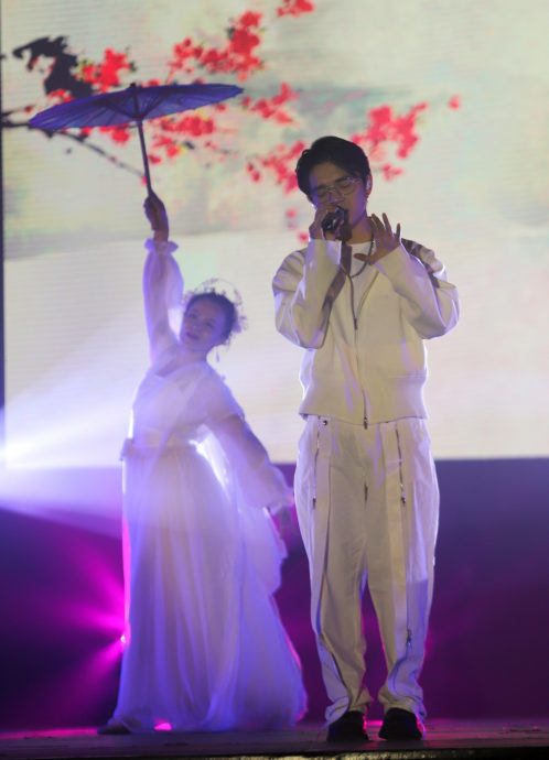 (古城第三版主文)“爱华教义演”画页:8歌手载歌载舞吹奏乐器·为华教出力
