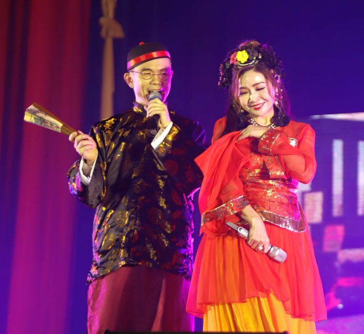 (古城第三版主文)“爱华教义演”画页:8歌手载歌载舞吹奏乐器·为华教出力