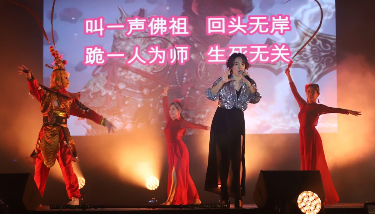 (古城第三版主文)“爱华教义演”画页:8歌手载歌载舞吹奏乐器·为华教出力
