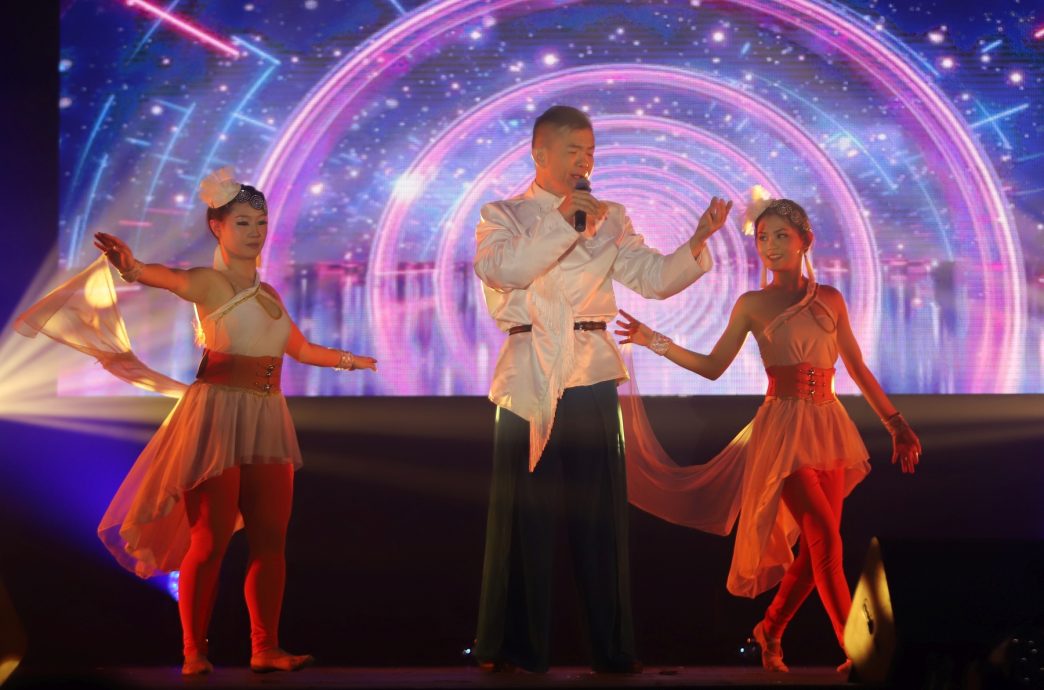 (古城第三版主文)“爱华教义演”画页:8歌手载歌载舞吹奏乐器·为华教出力