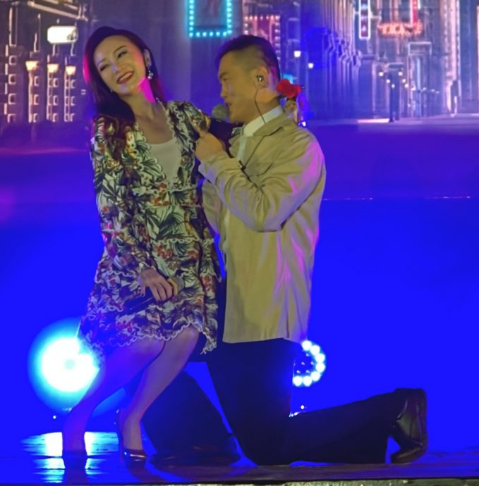 (古城第三版主文)“爱华教义演”画页:8歌手载歌载舞吹奏乐器·为华教出力