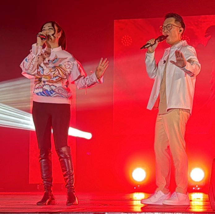 (古城第三版主文)“爱华教义演”画页:8歌手载歌载舞吹奏乐器·为华教出力