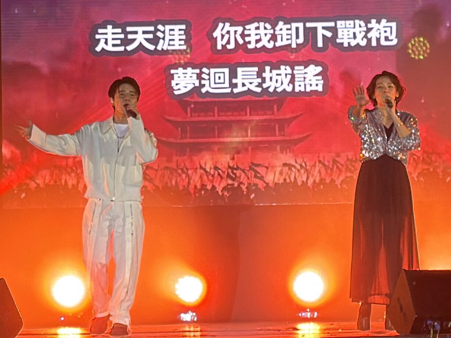 (古城第三版主文)“爱华教义演”画页:8歌手载歌载舞吹奏乐器·为华教出力