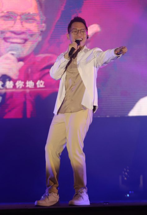 (古城第三版主文)“爱华教义演”画页:8歌手载歌载舞吹奏乐器·为华教出力