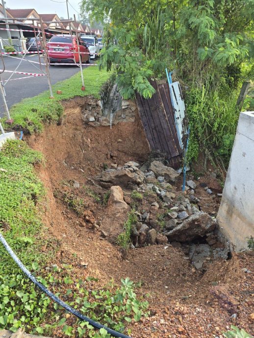 (古城第三版主文)豪雨造成住花园沟渠泥崩现大坑洞