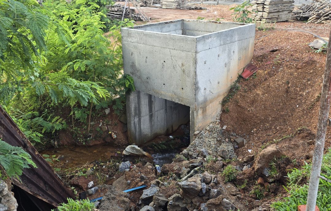 (古城第三版主文)豪雨造成住花园沟渠泥崩现大坑洞