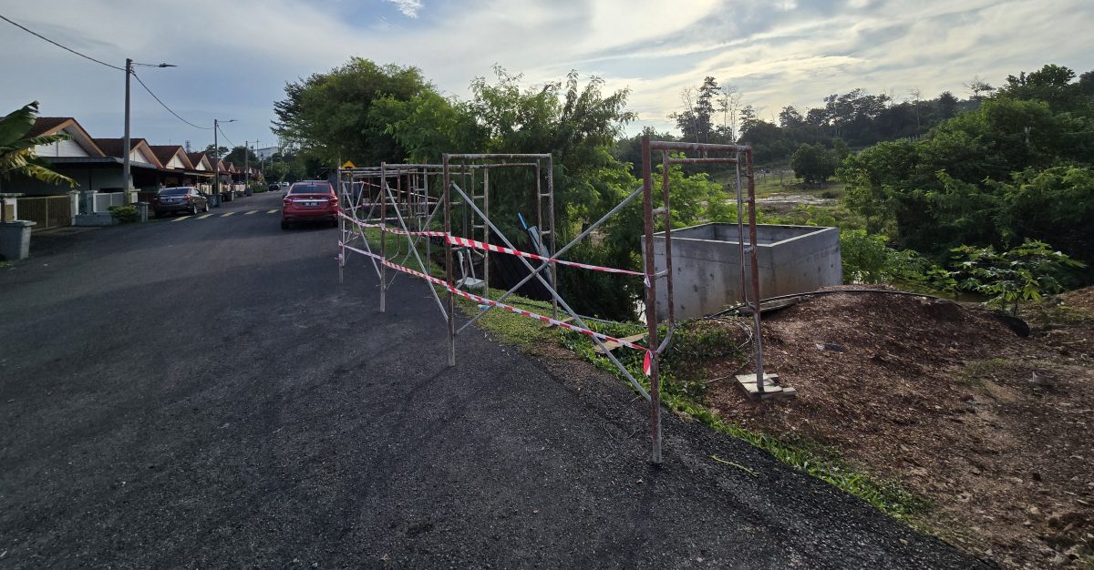 (古城第三版主文)豪雨造成住花园沟渠泥崩现大坑洞