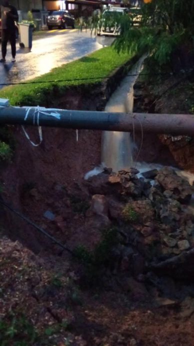 (古城第三版主文)豪雨造成住花园沟渠泥崩现大坑洞