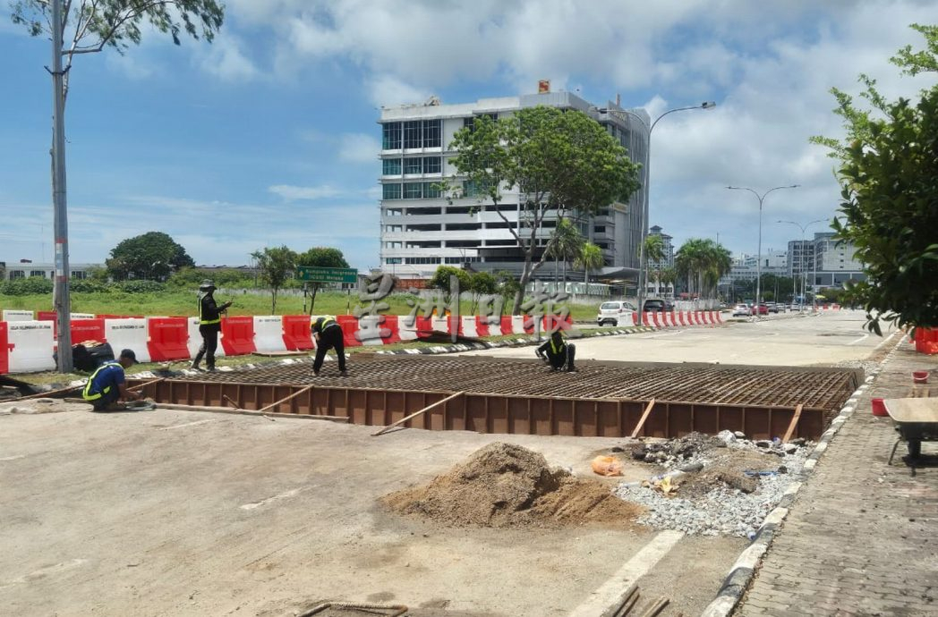 (古城第三版主文)马六甲拉也赛阿都阿兹沿海公路出现大路坑段面已修好并恢复通车