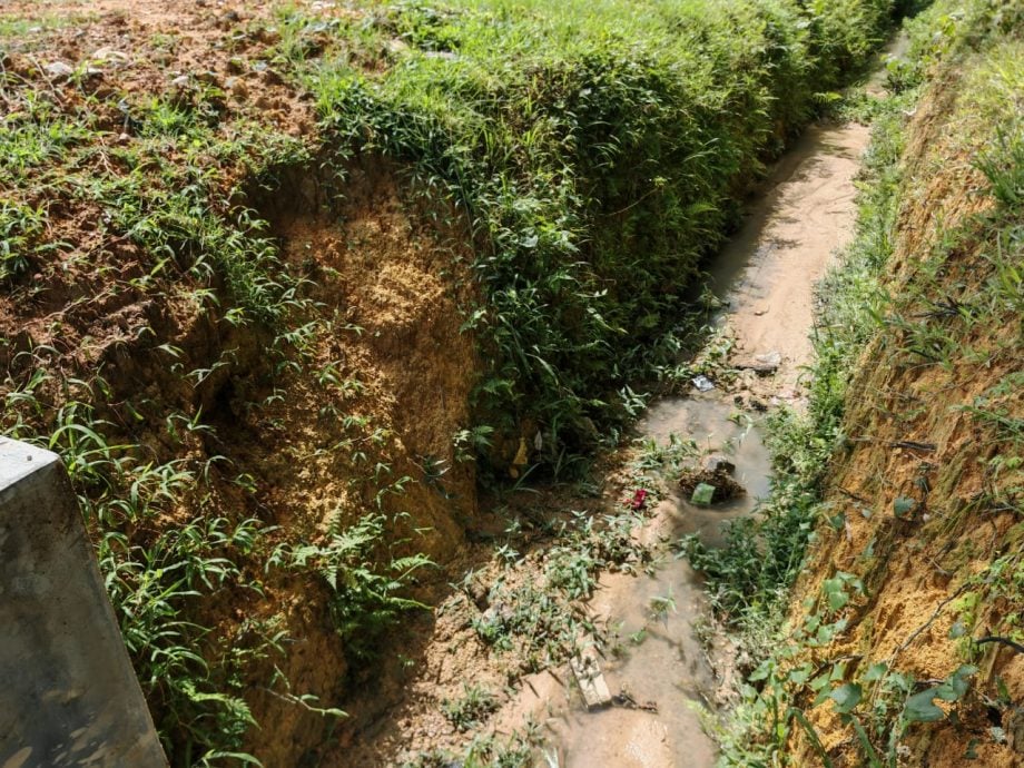 (古城第二版主文)“牛沟”充当排水沟部分沟渠已崩塌,丁赖村委会盼市政厅提升为洋灰沟渠