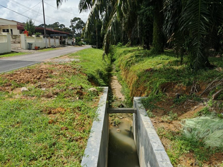 (古城第二版主文)“牛沟”充当排水沟部分沟渠已崩塌,丁赖村委会盼市政厅提升为洋灰沟渠