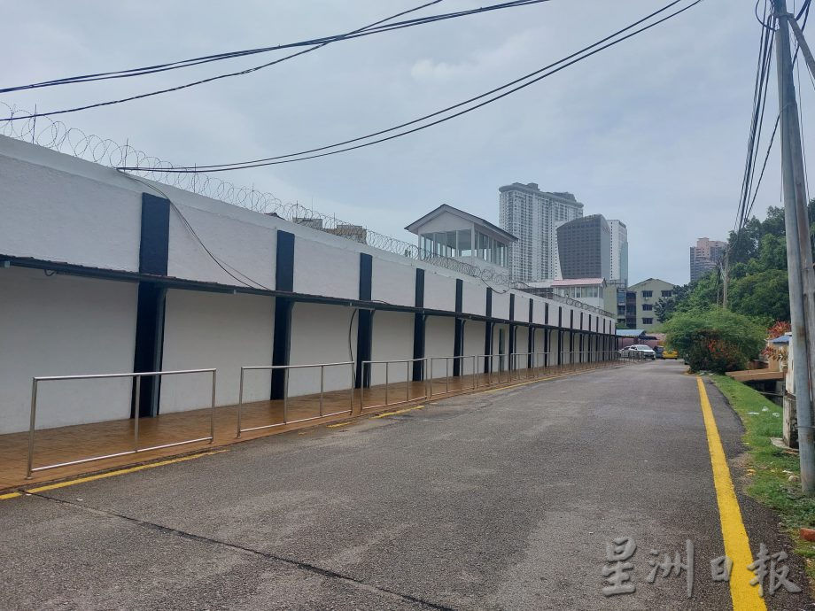 (古城第二版主文)《巴刹漫步》─一个人的巴刹,并不孤单